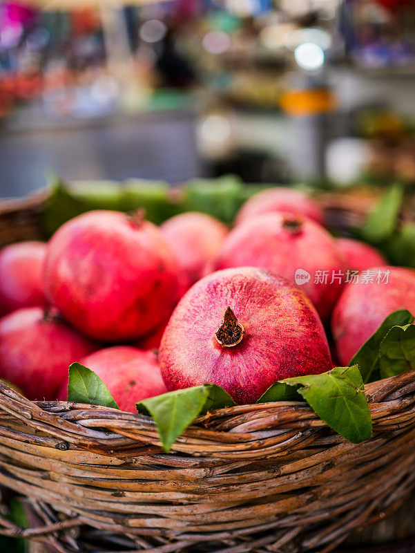 近距离观察一篮新鲜健康的红石榴(Punica Granatum)